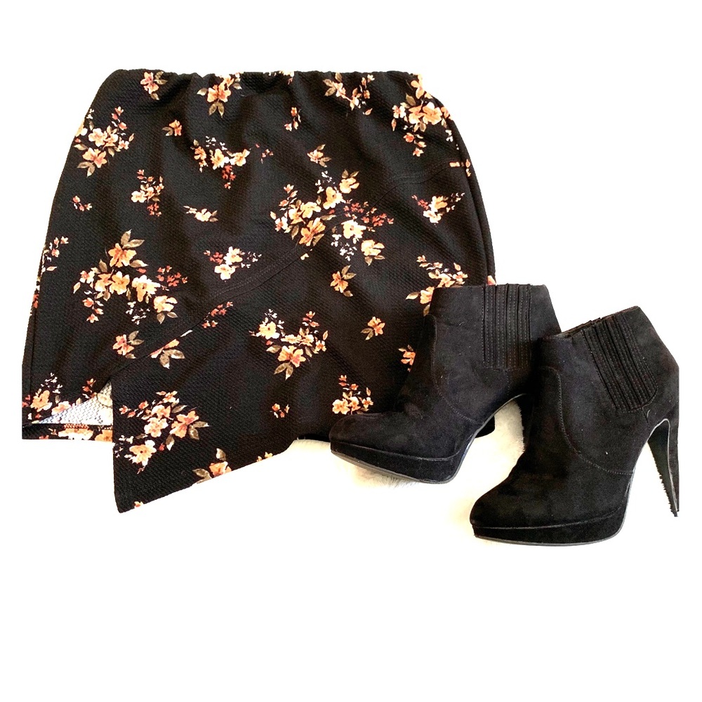 💕Adorable black and floral mini skirt💕